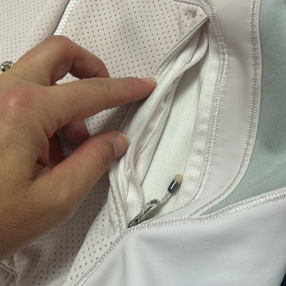 Lululemon reflective running vest in EUC - Picture 5 of 5